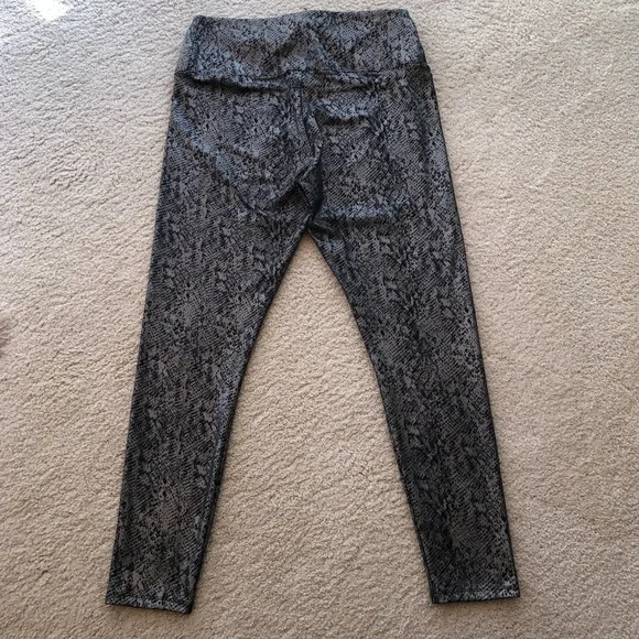 Simply Vera Vera Wang faux leather leggings in silver snake foil print - Picture 3 of 9